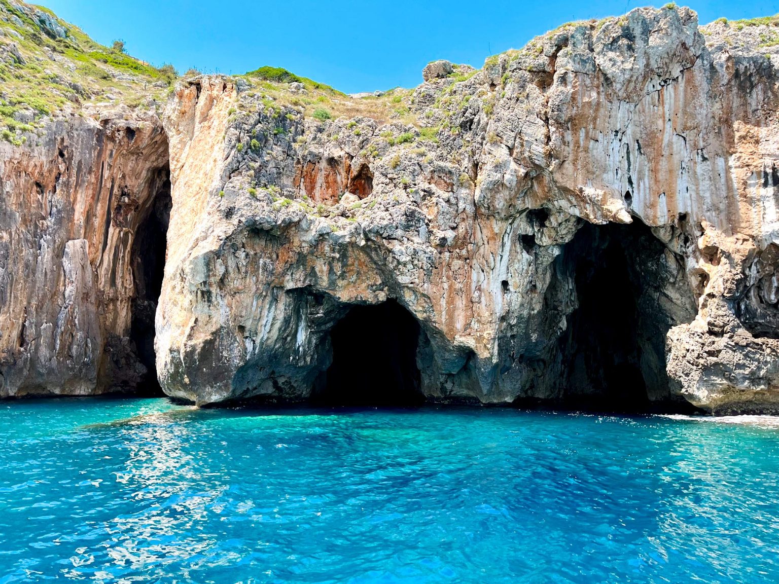 Küste Apuliens in der Nähe von Santa Maria di Leuca, ruhige Wellen und felsige Ufer