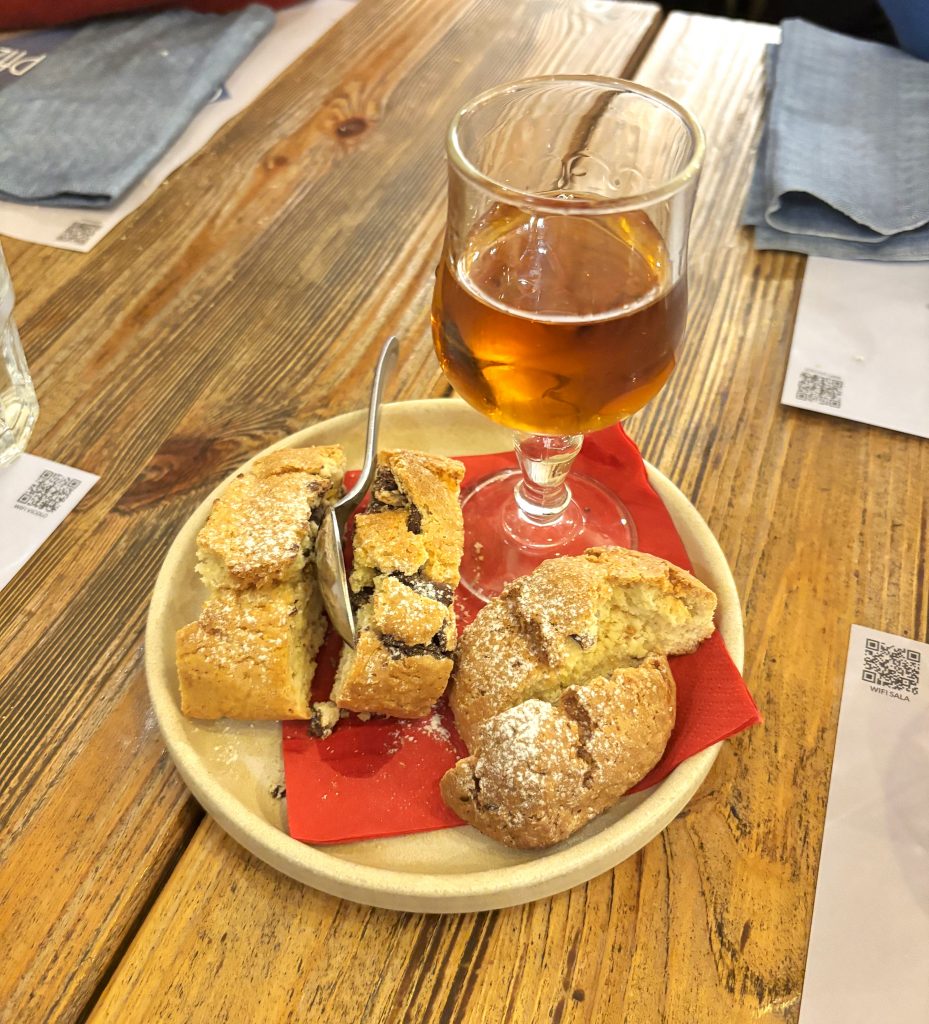 Cantucci e vin santo