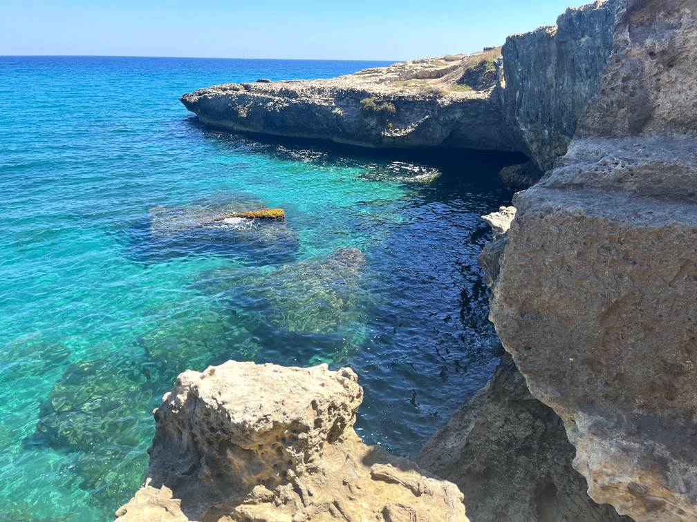 Grotta della Poesia an der Adriaküste Apuliens