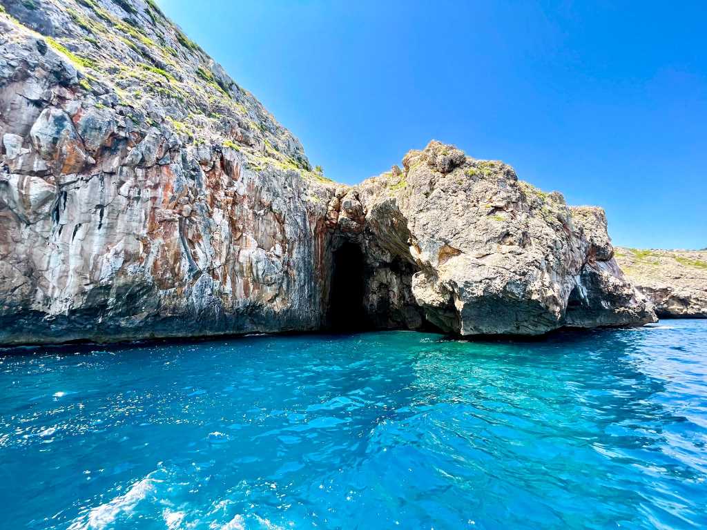Küste Apuliens in der Nähe von Santa Maria di Leuca, ruhige Wellen und felsige Ufer