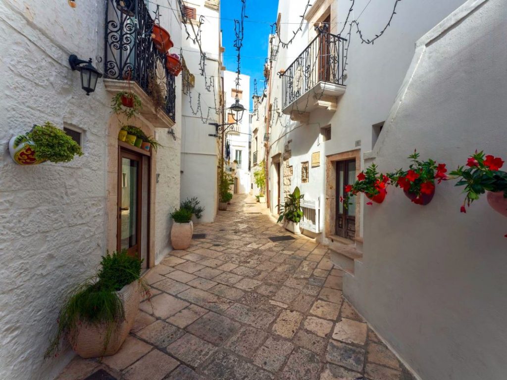 Locorotondo Gasse mit charakteristischen Blumen an den Wänden