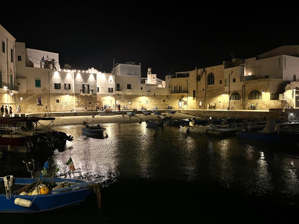 Monopoli bei Nacht