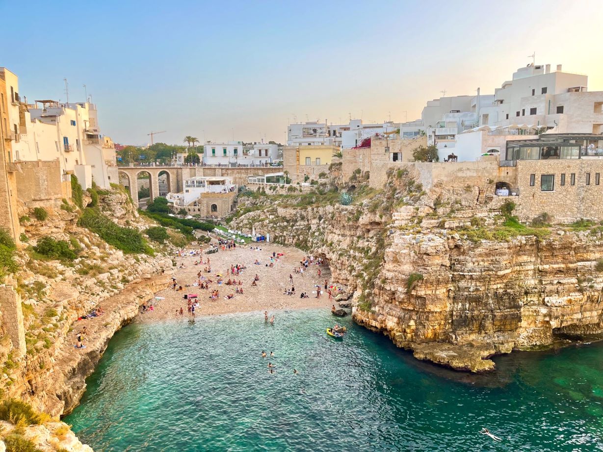 Polignano a Mare mit Blick auf den Strand Lama Monachile