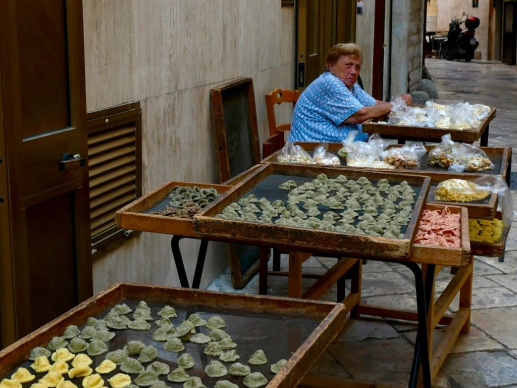 Bari Straße der Orecchiette